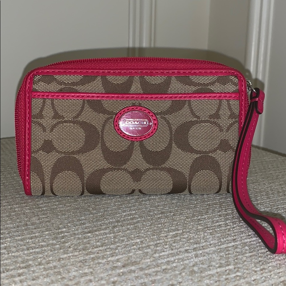 Coach wristlet. Hardly used. Excellent condition.
